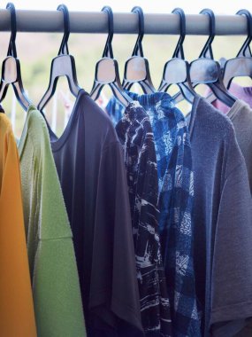 Elbise yıkama arka plan, elbise askısı.