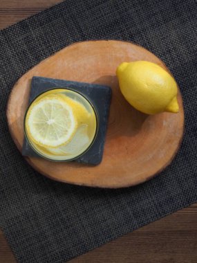 Serin yaz limonlu çay, limonata içer.