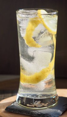 Serin yaz limonlu çay, limonata içer.