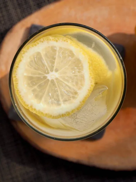 Kühle Sommergetränke Zitronen Eistee Limonade — Stockfoto