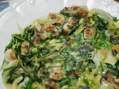 Kore yemeği istiridye ve yeşil soğanlı krep.