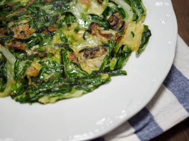 Kore yemeği istiridye ve yeşil soğanlı krep.