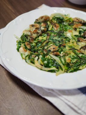 Kore yemeği istiridye ve yeşil soğanlı krep.