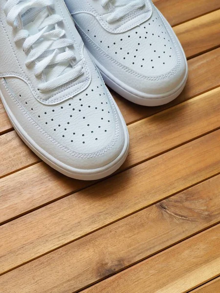 Vita Manliga Sneakers Med Trä Styrelse Bakgrund — Stockfoto