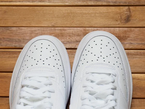 Λευκά Ανδρικά Sneakers Ξύλινο Φόντο — Φωτογραφία Αρχείου