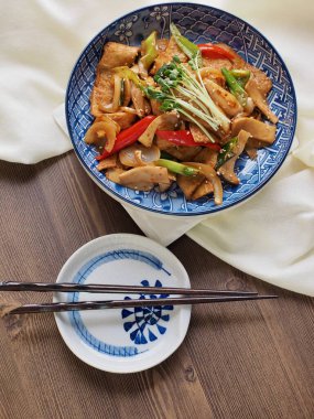 Asya yemekleri Kızarmış balık keki sebzeleri