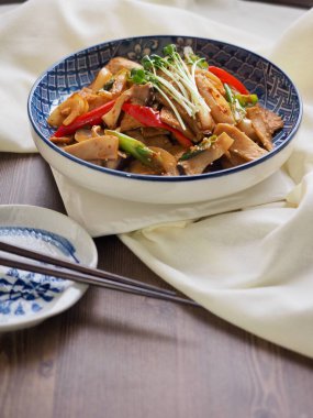 Asya yemekleri Kızarmış balık keki sebzeleri