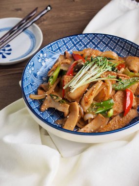 Asya yemekleri Kızarmış balık keki sebzeleri