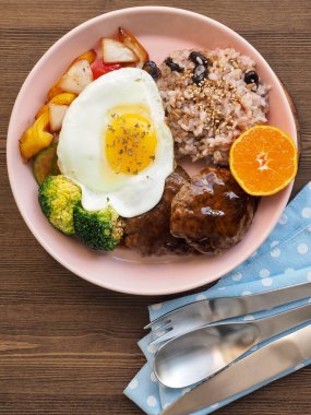 Hamburger bifteği, brokoli, sebze kızartması.