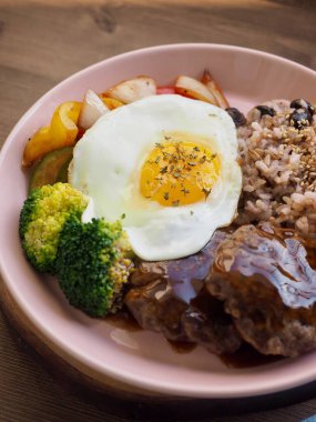 Hamburger bifteği, brokoli, sebze kızartması.