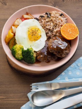 Hamburger bifteği, brokoli, sebze kızartması.