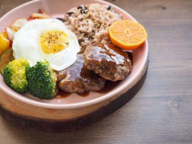 Hamburger bifteği, brokoli, sebze kızartması.