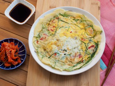 Kore usulü sebzeli krep ve Soya sosu, Pajeon.