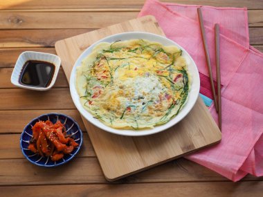 Kore usulü sebzeli krep ve Soya sosu, Pajeon.