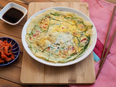 Kore usulü sebzeli krep ve Soya sosu, Pajeon.