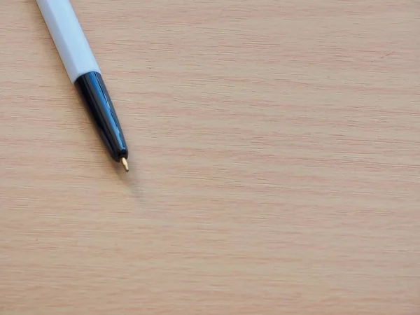 Fondo Bordo Legno Con Penna Sfera Nera — Foto Stock