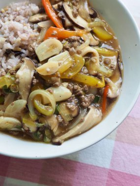 Asya yemeği sebze ve mantar pilavı.