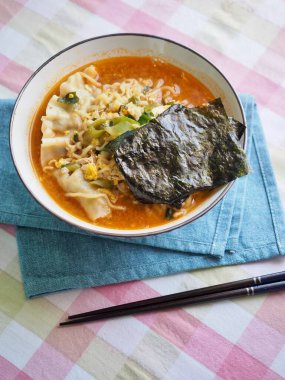 Asya yemekleri hazır erişte ve sebze