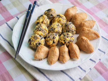 Asya yemeği jambon ve sebze pirinç topları ve Yubu suşisi.