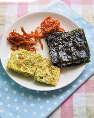 Kore yosunu, Çin böreği, kimçi, kalamar.