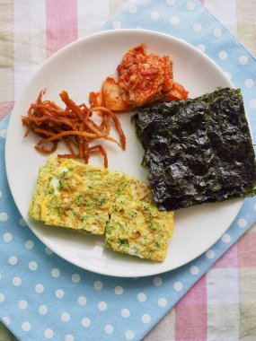 Kore yosunu, Çin böreği, kimçi, kalamar.