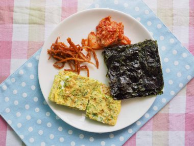 Kore yosunu, Çin böreği, kimçi, kalamar.