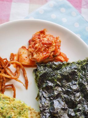 Kore yosunu, Çin böreği, kimçi, kalamar.