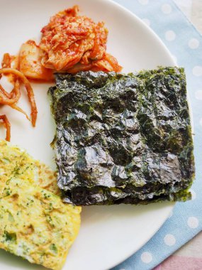 Kore yosunu, Çin böreği, kimçi, kalamar.