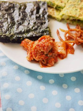 Kore yosunu, Çin böreği, kimçi, kalamar.