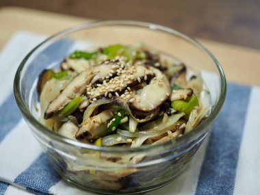 Asya yemekleri kızartılmış shiitake mantarı.