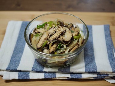 Asya yemekleri kızartılmış shiitake mantarı.