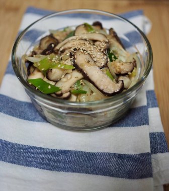 Asya yemekleri kızartılmış shiitake mantarı.