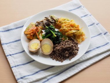 Kore mezeleri, yumurta, biftek, salatalık, mantar, ıspanak, patates.