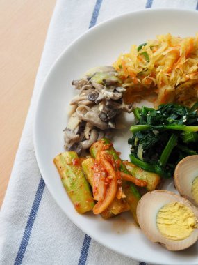 Kore mezeleri, yumurta, biftek, salatalık, mantar, ıspanak, patates.