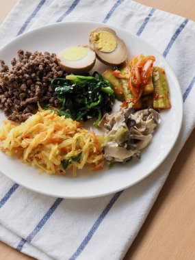 Kore mezeleri, yumurta, biftek, salatalık, mantar, ıspanak, patates.