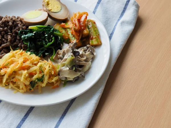 Koreanische Beilagen Rindfleisch Gurken Pilze Spinat Kartoffeln — Stockfoto