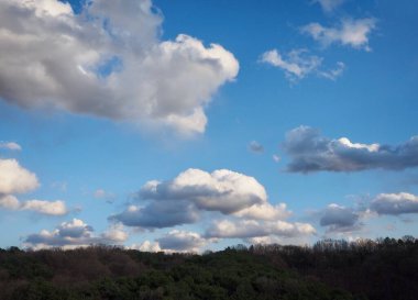 Mavi gökyüzü, bulutlar ve dağlar
