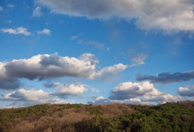 Mavi gökyüzü, bulutlar ve dağlar