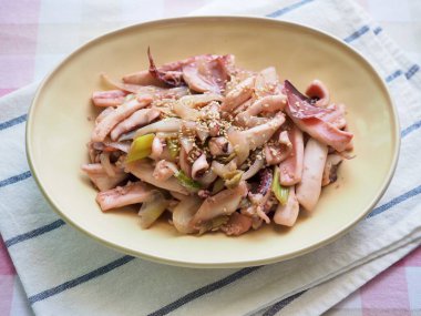 Asya yemekleri kızartılmış kalamar ve sebze.