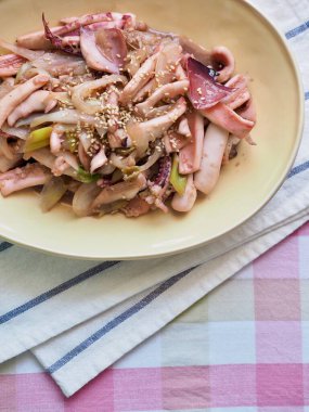 Asya yemekleri kızartılmış kalamar ve sebze.