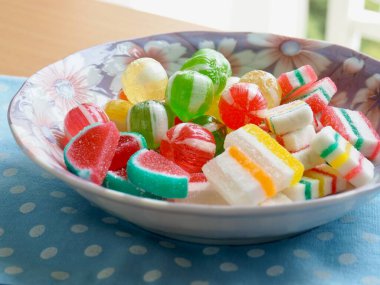 Kırmızı, sarı, yeşil çember şeklinde şeker ve meyveli jöle.