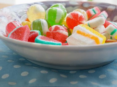 Kırmızı, sarı, yeşil çember şeklinde şeker ve meyveli jöle.