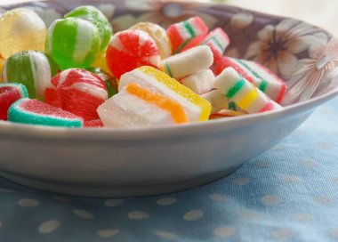 Kırmızı, sarı, yeşil çember şeklinde şeker ve meyveli jöle.