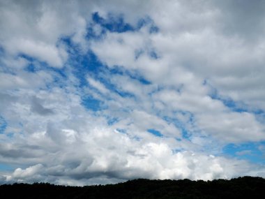 Mavi gökyüzü, bulutlar ve dağlar