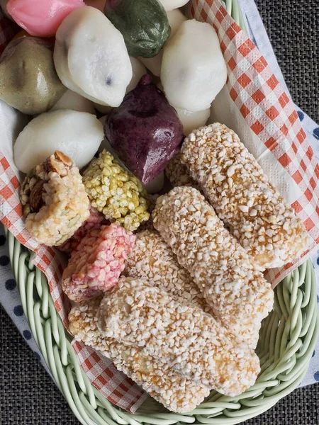 Kore Yemeği Songpyeon Yarım Şeklinde Pirinç Keki Tatlı Ricepuffs Atıştırmalık — Stok fotoğraf
