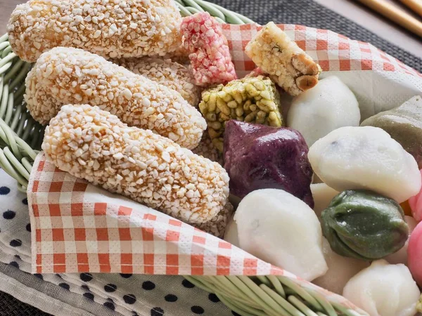 Kore Yemeği Songpyeon Yarım Şeklinde Pirinç Keki Tatlı Ricepuffs Atıştırmalık — Stok fotoğraf