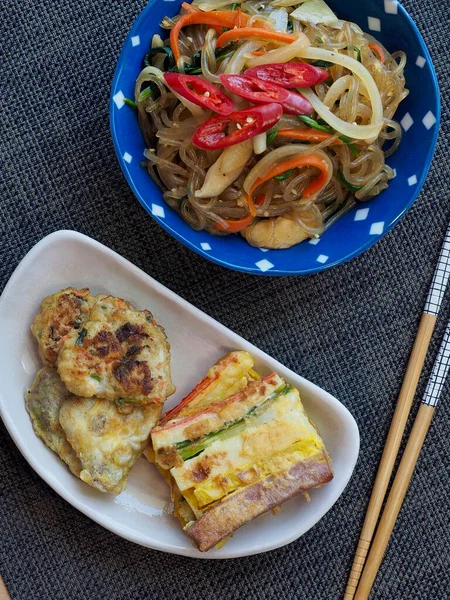 Comida Tradicional Coreana Macarrão Vegetal Frito Japchae Almôndega — Fotografia de Stock