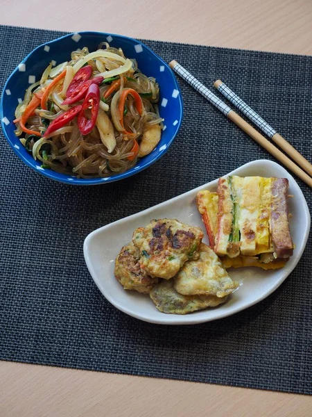 Comida Tradicional Coreana Macarrão Vegetal Frito Japchae Almôndega — Fotografia de Stock