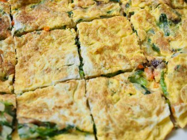 Asya yemekleri sebze ve yumurta krepleri.