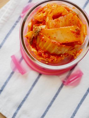 Geleneksel Kore yemekleri, cam bir kabın içinde kızartılmış kimchi.